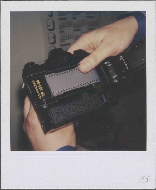 Fragment naświetlonego filmu fotograficznego zarekwirowanego w trakcie zatrzymania Fredericka i Barbary Myer w Makowie Mazowieckim. Źródło: AIPN