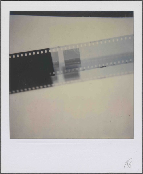 Fragment naświetlonego filmu fotograficznego zarekwirowanego w trakcie zatrzymania Fredericka i Barbary Myer w Makowie Mazowieckim. Źródło: AIPN