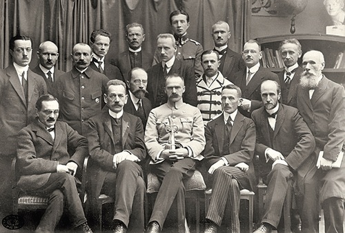 Tymczasowy Rząd Ludowy Republiki Polskiej Jędrzeja Moraczewskiego (siedzi drugi z lewej w pierwszym rzędzie). Pośrodku siedzi Józef Piłsudski, Warszawa, 18 listopada 1918 r. (fot. domena publiczna)