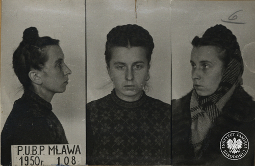 Zdjęcie sygnalityczne Genowefy Sobieraj, narzeczonej, późniejszej żony Stanisława Żurawskiego, wykonane w PUBP w Mławie w 1950 r. (fot. z zasobu IPN)