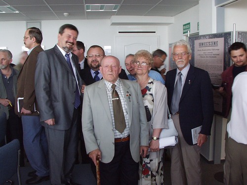 Pośrodku Stanisław Żurawski podczas konferencji naukowej Ostatni leśni. Mazowsze i Podlasie w ogniu, poświęconej zbrojnemu podziemiu niepodległościowemu. Warszawa, 5 czerwca 2002 roku