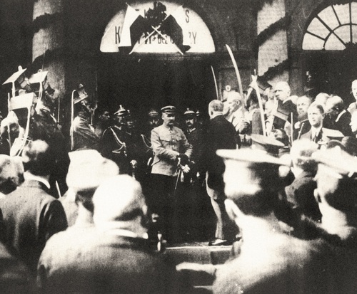 Powitanie marsz. Józefa Piłsudskiego po powrocie z wyprawy kijowskiej. Za Naczelnym Wodzem widoczni generałowie Józef Leśniewski i Kazimierz Sosnkowski, Warszawa, kościół św. Aleksandra na pl. Trzech Krzyży, 18 maja 1920 r. (fot. z zasobu CAW WBH)