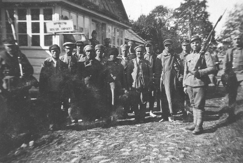 Grupa jeńców sowieckich, 1920 r. (fot. z zasobu NAC)