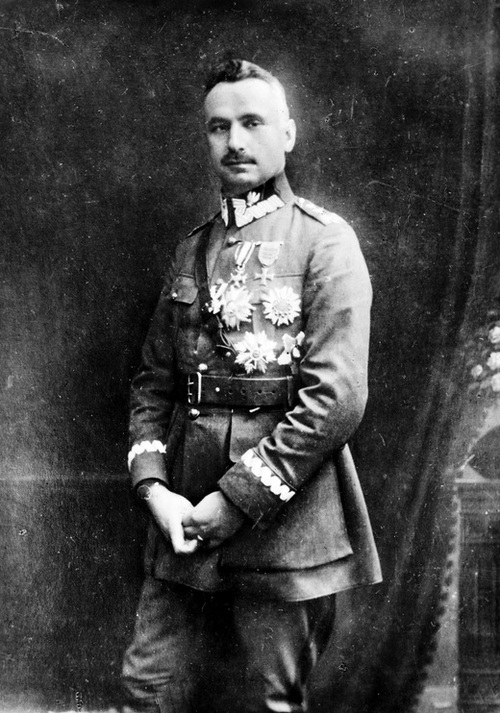 Kazimierz Sosnkowski, generał dywizji - fotografia pozowana w atelier, ok. 1922 r. (fot. z zasobu NAC)