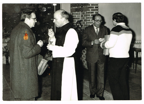 O. Jacek  Stożek oraz (w głębi) Zbigniew Ferczyk