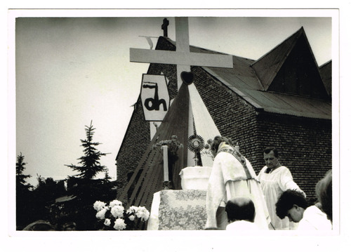 Symbol Duszpasterstwa Hutników przy ołtarzu w czasie procesji Bożego Ciała w 1987 roku