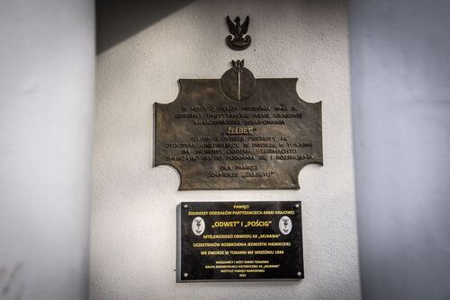 Tablica poświęcona żołnierzom oddziałów „Odwet” i „Pościg” myślenickiego obwodu Armii Krajowej, odsłonięta 28 września 2025 r. w Tokarni w pow. myślenickim (fot. Agnieszka Masłowska, IPN)