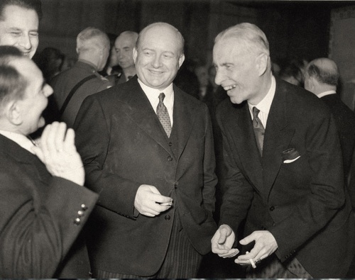 Premier Stanisław Mikołajczyk (w środku), za nim gen. Kazimierz Sosnkowski, z prawej prezydent RP Władysław Raczkiewicz, Londyn. (fot. z zasobu AIPN)