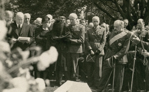 Premier Rządu RP Stanisław Mikołajczyk (pierwszy po lewej w pierwszym rzędzie) przemawia na pogrzebie gen. Władysława Sikorskiego; w pierwszym rzędzie pierwszy od prawej gen. Józef Haller (przepasany szarfą Orderu Orła Białego), drugi gen. Kazimierz Sosnkowski, Newark, 16 lipca 1943 r. (fot. z zasobu AIPN)