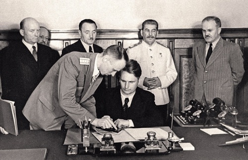 Podpisanie układu o przyjaźni, pomocy wzajemnej i współpracy powojennej między ZSRS a Polską, Moskwa, 21 kwietnia 1945 r. Od lewej Stanisław Mikołajczyk, Bolesław Bierut, Józef Stalin, Wiaczesław Mołotow. Podpisuje Edward Osóbka-Morawski. (fot. domena publiczna)