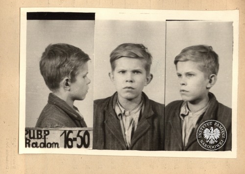 Trzynastoletni więzień Leonard Szot – karta E-13 ze zdjęciem sygnalitycznym (fot. z zasobu AIPN)