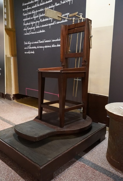 Krzesło sygnalityczne, ze zbiorów Muzeum Żołnierzy Wyklętych i Więźniów Politycznych PRL (fot. IPN)