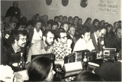 Strajk okupacyjny w UW w Gdańsku; Anna Gręziak w pierwszym rzędzie trzecia od prawej, listopad 1980 r. (fot. ze zbiorów Anny Gręziak)