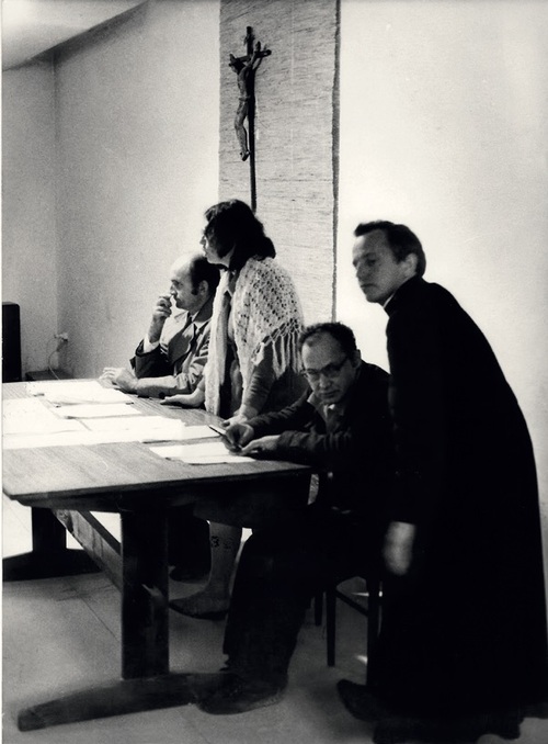 Marzena Górszczyk-Kęcik prowadzi zebranie w podziemiach kościoła w Zbroszy Dużej, 28 września 1980 r., na pierwszym planie ks. proboszcz Czesław