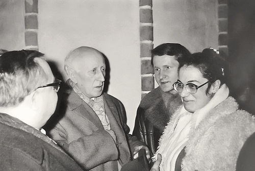 Marzena i Wiesław Kęcikowie z seniorami ruchu ludowego Stanisławem Mierzwą i Józefem Moskalem 28 grudnia 1975 r. po uroczystości poświęcenia tablicy Wincentego Witosa w katedrze warszawskiej (fot. ze zbiorów Wiesława Kęcika)