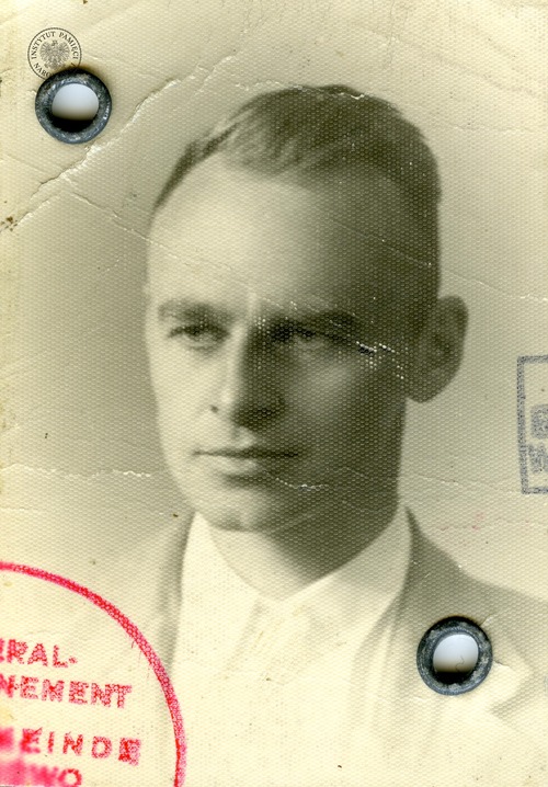 Witold Pilecki. Fotografia z okresu działalności w TAP (względnie krótko ją poprzedzającego), umieszczona w Karcie Rozpoznawczej (Kennkarte), wystawionej na nazwisko Roman Jezierski. Dokument znajduje się w aktach procesowych rotmistrza w Archiwum IPN (fot. z zasobu IPN)