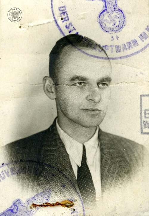 Fotografia Witolda Pileckiego z Karty Rozpoznawczej (Kennkarte), wystawionej na nazwisko Leon Bryjak, wykonana najprawdopodobniej po ucieczce z niemieckiego obozu koncentracyjnego Auschwitz-Birkenau. Dokument znajduje się w aktach procesowych rotmistrza w Archiwum IPN (fot. z zasobu IPN)