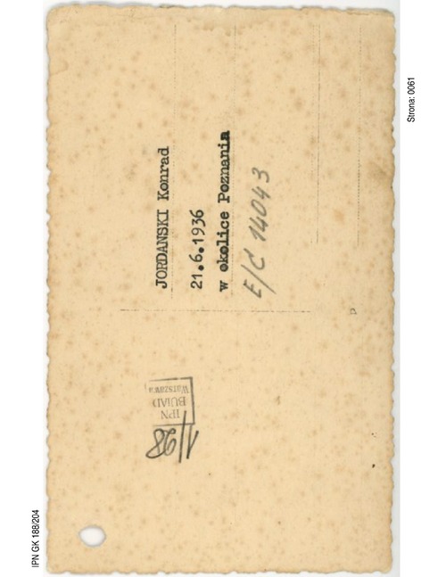 Odwrót fotografii Konrada Jordańskiego z datą urodzenia dziecka. Można się domyślać, że zapis „w okolice Poznania” określa pierwsze przypuszczalne miejsce wywiezienia dziecka (fot. z zasobu IPN)