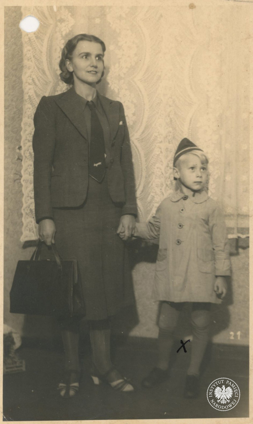 Na fotografii po prawej (oznaczony krzyżykiem) znajduje się Konrad Jordański