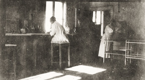 Wnętrze gabinetu lekarskiego, lata 1914-1921 (fot. z zasobu NAC)