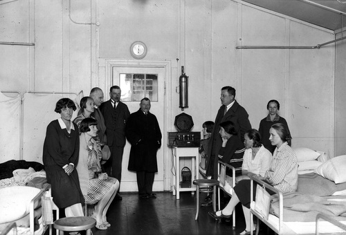 Instalowanie odbiorników radiowych w szpitalu epidemicznym w Prądniku Czerwonym, 1929 r. (fot. z zasobu NAC)