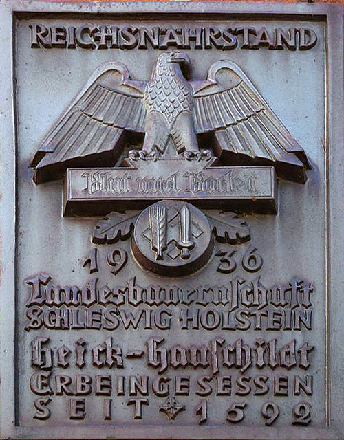 Tablica z logo Blut und Boden (fot. Wikipedia/N-Lange.de/CC BY-SA 3.0)