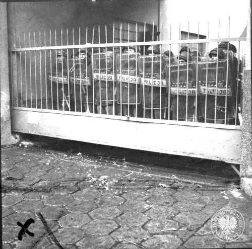 Oddział ZOMO za bramą WOSP – zdjęcie operacyjne. Warszawa, 2 grudnia 1981 r. (fot. zasobu AIPN)