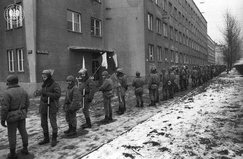 Kordon milicyjny przygotowany do pacyfikacji WOSP. Warszawa, 2 grudnia 1981 r. Fot. Jan Hausbrandt (fot. zasobu AIPN)