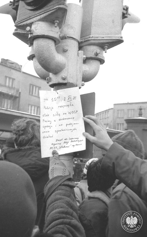 Sygnalizator świetlny z ulotką Zespołu ds. Technicznej Organizacji Akcji Protestacyjnych NSZZ „Solidarność” Regionu Mazowsze, wzywającą do zachowania spokoju w czasie akcji pacyfikacyjnej w warszawskiej WOSP, datowaną na 2 grudnia 1981 r., godz. 10.15. Fot. Jerzy Lech Szóstko, Edward Kucharski (fot. zasobu AIPN)