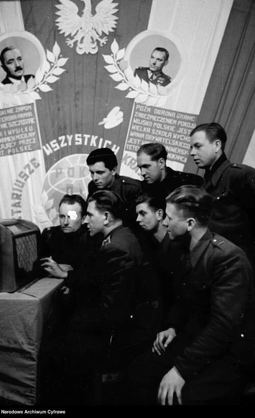 Żołnierze Karpackiej Brygady Wojsk Ochrony Pogranicza  w trakcie zajęć (1950 r. lub 1951 r.). Z zasobu NAC