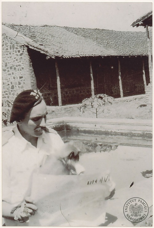 Hm. Zdzisław Peszkowski „Ryś Zuch” podczas lektury czasopisma „Młodzi”. Osiedle Polskie w Valivade, 1945–1947. Zdjęcie z kolekcji przekazanej do zasobu Archiwum IPN przez p. Wiesława Stypułę