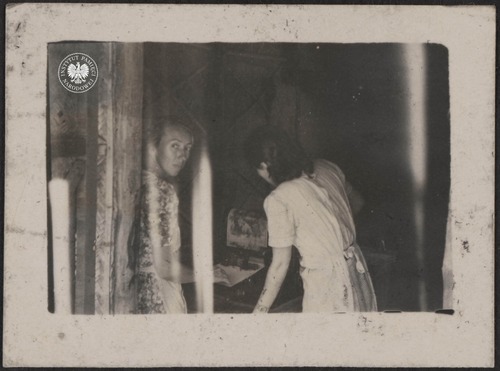 Anna Handerek w trakcie prac nad czasopismem „Młodzi”. Osiedle Polskie w Valivade, 1945-1947. Zdjęcie z kolekcji przekazanej do zasobu Archiwum IPN przez p. Wiesława Stypułę