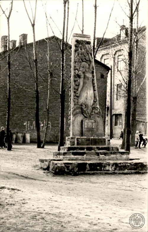 Fotografia pomnika Pamięci Żydów Radomia (napis na pomniku brzmi: „Żydom Radomia, ofiarom zbrodni hitlerowskiej”), dołączona do meldunku z Radomia harcerzy z drużyny Batalion „Parasol” (fot. z zasobu IPN)