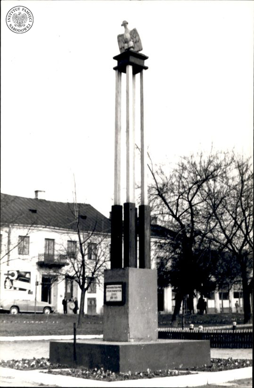 Fotografia pomnika „Poległym Bohaterom” w Grójcu, dołączona do meldunku Drużyny Harcerskiej przy Szkole Podstawowej nr 1 w Grójcu (fot. z zasobu IPN)