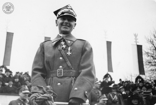 Marszałek Edward Śmigły-Rydz podczas defilady z okazji Święta Niepodległości na Krakowskim Przedmieściu w Warszawie, 11 listopada 1936 r. Skan zdjęcia z Kolekcji Juliena Bryana przechowywanego w USHMM w Waszyngtonie (fot. z zasobu AIPN)