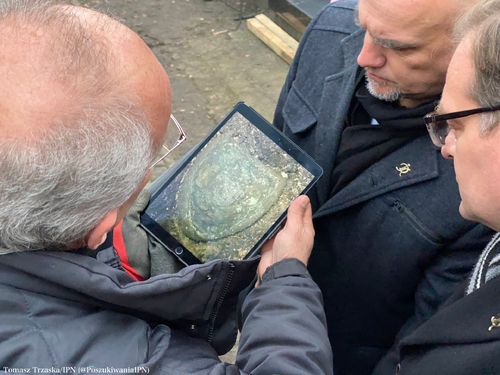 Prace ekshumacyjne w grobie Marszałka Edwarda Śmigłego-Rydza na Cmentarzu Powązkowskim w Warszawie, 15 listopada 2021 r. (fot. Biuro Poszukiwań i Identyfikacji IPN)