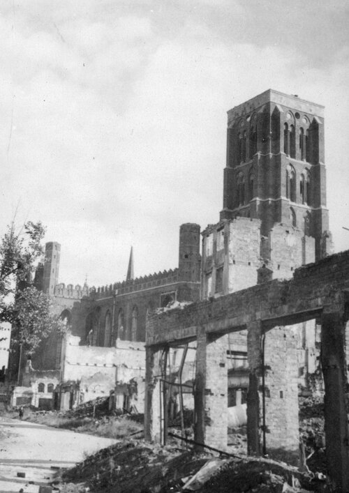 Kościół Mariacki w Gdańsku po zakończeniu II wojny światowej, 1945 r. Fot. Stanisław Doktorowicz-Hrebnicki (fot. ze zbiorów NAC)
