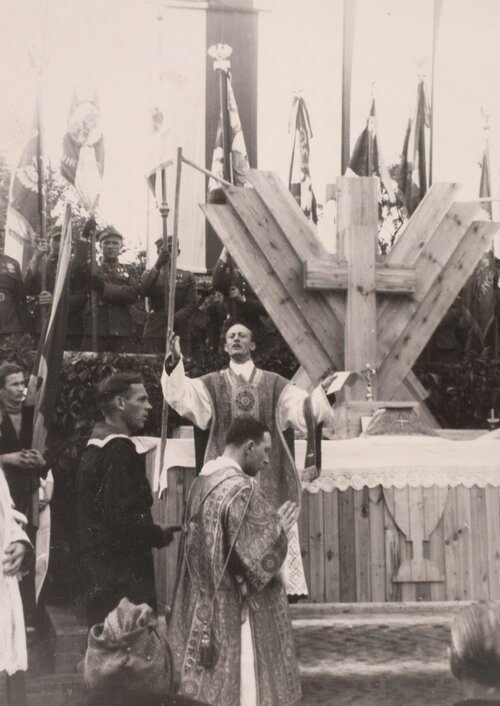 Rzekomy kapelan Marynarki Wojennej ks. Jerzy Dunin-Stemer podczas obchodów Święta Morza w Gdańsku, 29 czerwca 1945 r. (fot. ze zbiorów Biblioteki Narodowej)