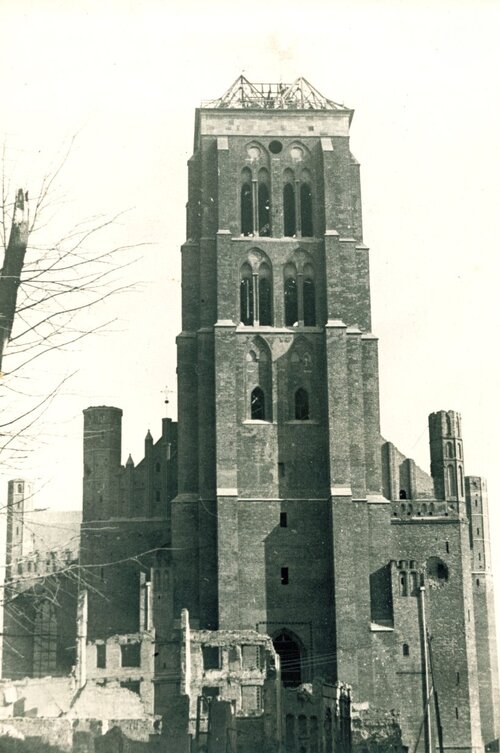 Kościół Mariacki w odbudowie, przed 1952 r. (fot. z zasobu AAN)