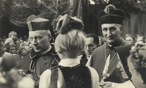 Prymas Polski abp Stefan Wyszyński i ordynariusz diecezji gdańskiej ks. inf. Jan Cymanowski podczas spotkania z wiernymi w Gdańsku-Wrzeszczu, 9 czerwca 1952 r. (fot. z zasobu Archiwum parafii pw. Najświętszego Serca Jezusowego w Gdańsku-Wrzeszczu)