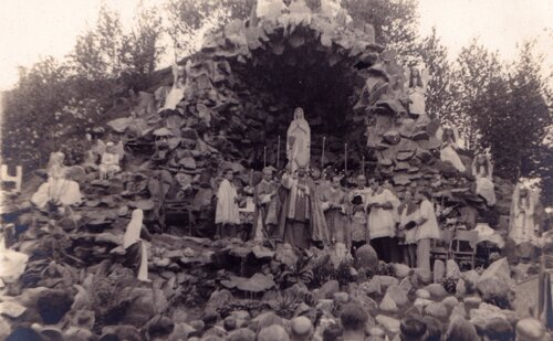 Uroczystość poświęcenia groty Matki Bożej przy kościele Chrystusa Króla w Gdańsku przez ordynariusza diecezji gdańskiej ks. Jana Cymanowskiego, 22 sierpnia 1954  r. Na prawo od niego, z biretem w dłoniach, proboszcz parafii ks. Zygmunt Badowski (fot. z zasobu Archiwum parafii pw. Chrystusa Króla w Gdańsku)