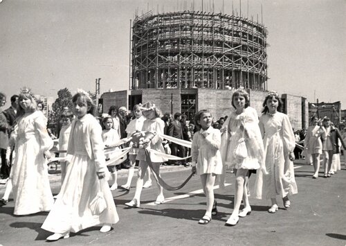 Procesja Bożego Ciała na gdańskim Przymorzu, 13 czerwca 1974 r. W tle budujący się słynny „Okrąglak” (fot. z zasobu Archiwum parafii pw. NMP Królowej Różańca Świętego w Gdańsku-Przymorzu)