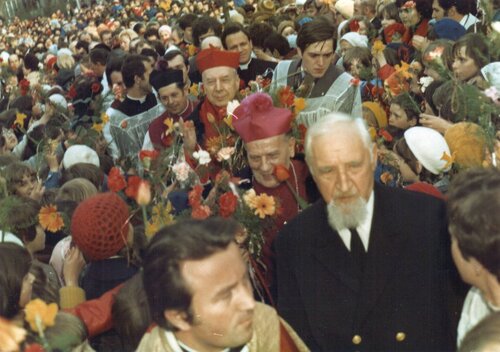 Prymas Stefan Wyszyński na Przymorzu, podczas ostatniej swojej wizyty w Gdańsku, 16 kwietnia 1978 r. Na pierwszym planie proboszcz ks. Jan Majder, za nim bp Lech Kaczmarek, za prymasem ks. Józef Glemp i ks. Henryk Jankowski (fot. z zasobu Archiwum parafii pw. NMP Królowej Różańca Świętego w Gdańsku-Przymorzu)
