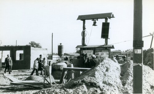 Plac budowy plebanii i kaplicy na Zaspie, 1979 r. W gablotce hasło „Sami budujemy nasz kościół” (fot. ze zbiorów prywatnych Christiany Herbasch)