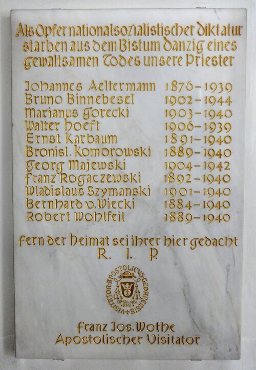 Tablica w sanktuaryjnej kaplicy Niepokalanego Poczęcia NMP w Söder, pow. Hildesheim (Niemcy), upamiętniająca jedenastu kapłanów diecezji gdańskiej – ofiary nazistów z II wojny światowej (Domena publiczna)