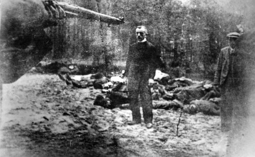 Egzekucja ks. Piotra Sosnowskiego w Rudzkim Moście w diecezji chełmińskiej, 27 października 1939 r. Przez długi czas panowało przekonanie, że zdjęcie pochodzi z Piaśnicy (domena publiczna)