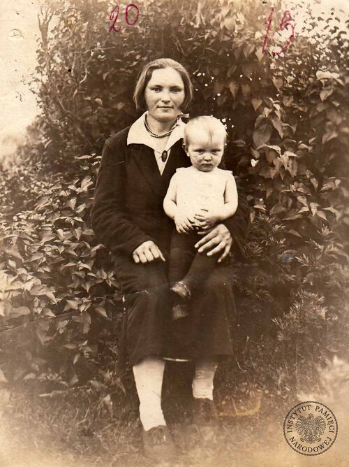 Niezidentyfikowana kobieta wraz z dzieckiem, prawdopodobnie członkowie rodziny (jego siostra z synem) lub znajomi Zygmunta Tarnowskiego. Fotografia pochodzi z akt śledztwa pozyskanych do zasobu IPN z Archiwum MSW Gruzji (fot. z zasobu IPN)