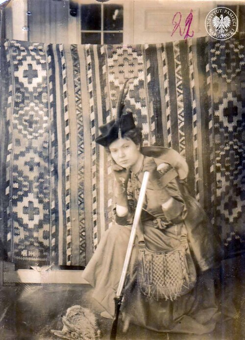 Niezidentyfikowana młoda kobieta, prawdopodobnie członek rodziny lub znajoma Zygmunta Tarnowskiego. Fotografia, wykonana 19 lutego 1904 r., pochodzi z akt śledztwa pozyskanych do zasobu IPN z Archiwum MSW Gruzji (fot. z zasobu IPN)