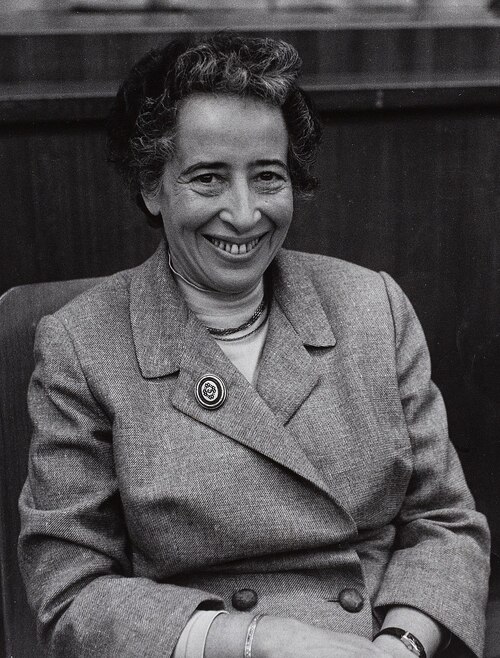 Hannah Arendt na fotografii z 1958 r. (fot. Wikimedia Commons/Barbara Niggl Radloff/CC BY-SA 4.0)