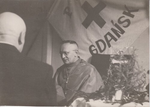 Ksiądz Andrzej Wronka w kaplicy Niepokalanie Poczętej, w tle sztandar PCK, 26 XII 1946 r. (fot. ze zbiorów AAG)